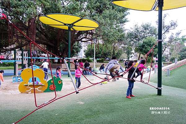 台北親子公園 榮星花園兒童遊戲場 共融式遊具小山丘磨石子溜滑梯 大沙坑 旋轉椅 繩索 攀爬網 花朵造型遮陽棚