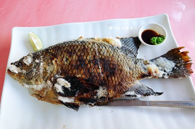 宜蘭縣美食推薦毛蟹冒泡碳烤屋 螃蟹冒泡 毛蟹冒泡碳烤屋 宜蘭烤魚天然湧泉玩水 好吃烤魚夏日親子玩水 靜怡 大顆呆