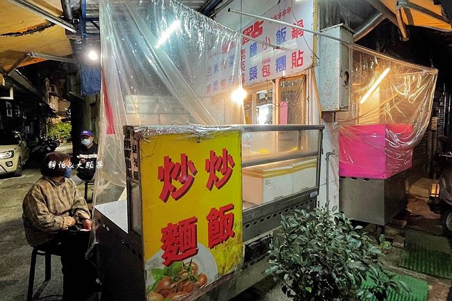 東園街無名炒飯,超浮誇炒飯,火腿蛋炒飯,青椒牛肉炒飯,鮭魚蛋炒飯,佛心銅板價,巨無霸炒飯,台北,萬華,小吃,炒飯,台式料