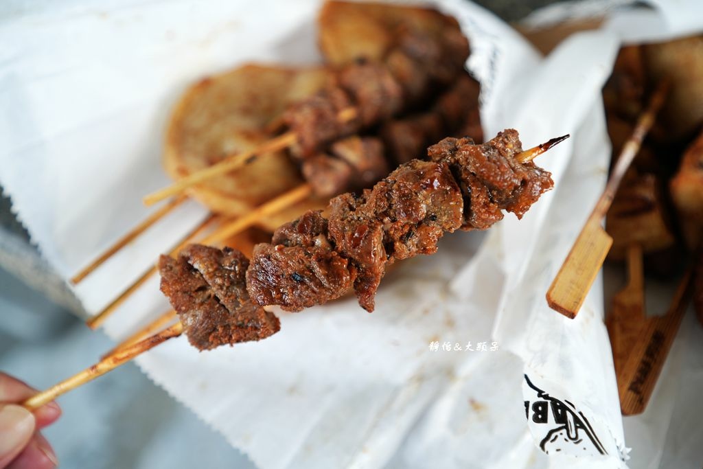 路邊烤肉 ❙ 看海賞日落吃烤肉，隱藏版老屋內串燒，小琉球串燒