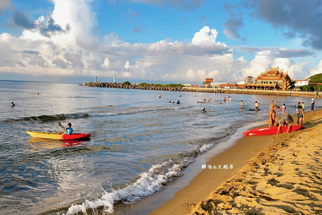 福隆東興宮前沙灘 ❙ 媲美國外的貢寮玩水勝地，福隆海水浴場旁