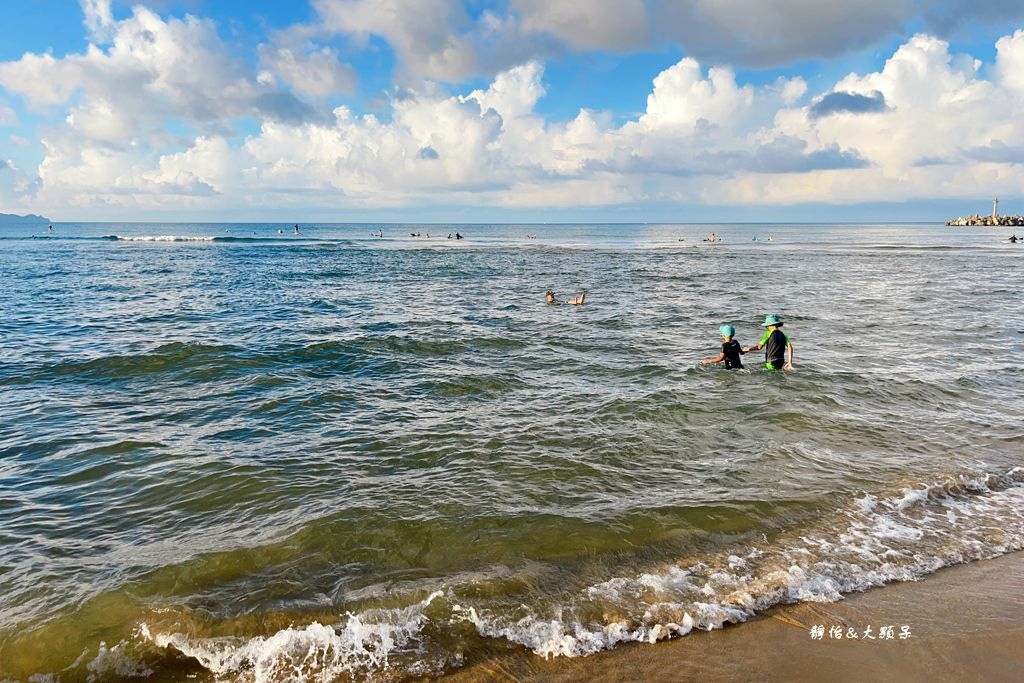 福隆東興宮前沙灘 ❙ 媲美國外的貢寮玩水勝地，福隆海水浴場旁