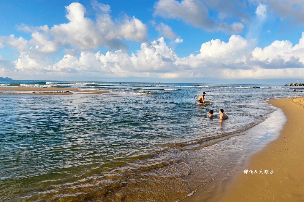 福隆東興宮前沙灘 ❙ 媲美國外的貢寮玩水勝地，福隆海水浴場旁