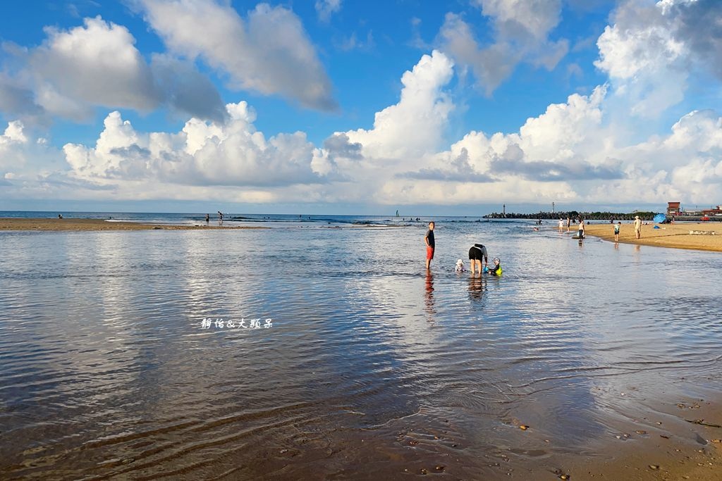 福隆東興宮前沙灘 ❙ 媲美國外的貢寮玩水勝地，福隆海水浴場旁