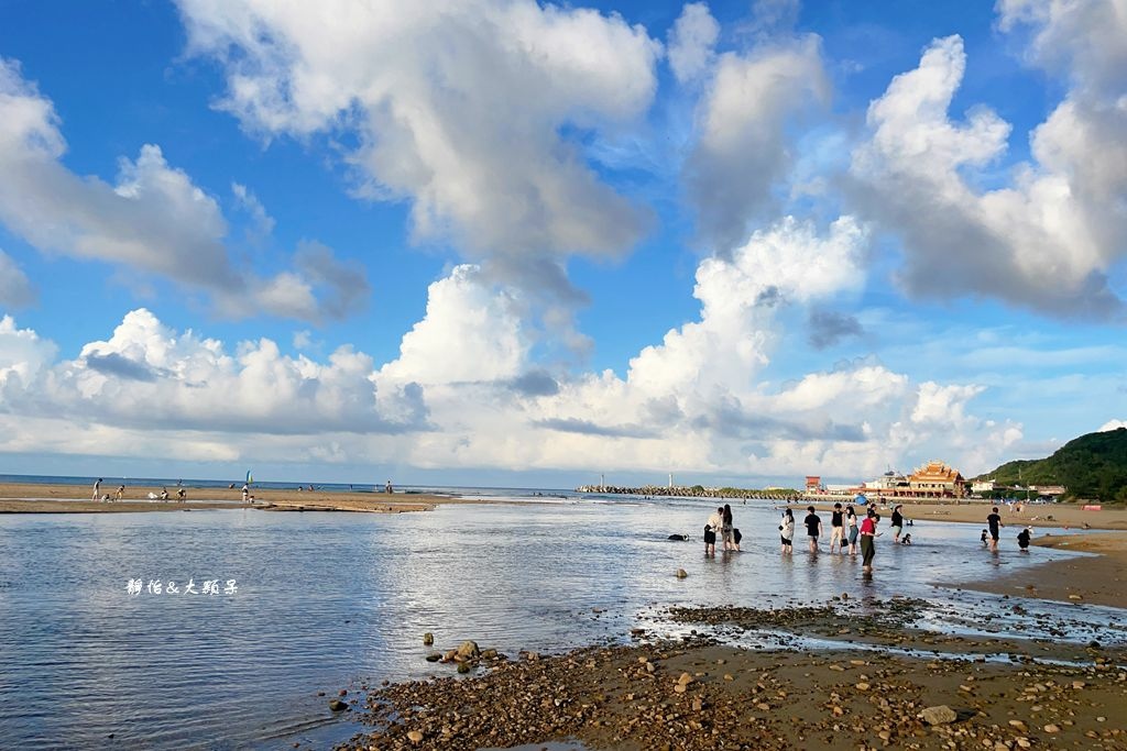 福隆東興宮前沙灘 ❙ 媲美國外的貢寮玩水勝地，福隆海水浴場旁