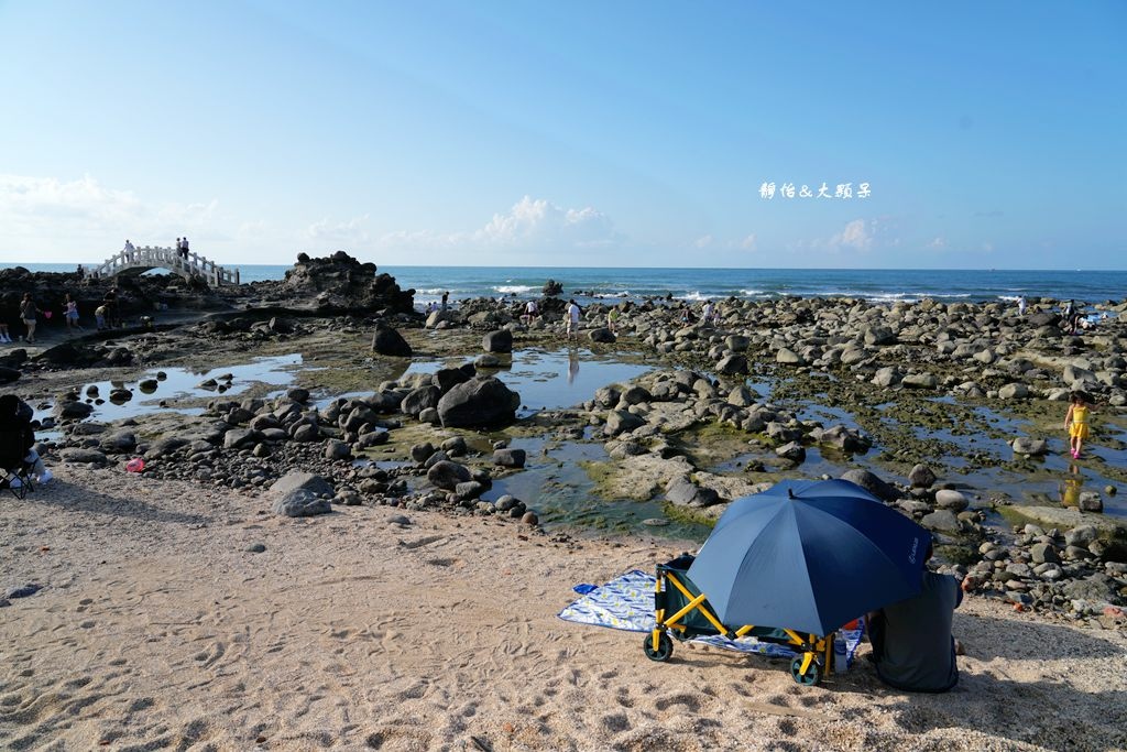 石門洞 ❙ 探索潮間帶生態，玩沙戲水、抓螃蟹，北海岸親子玩水