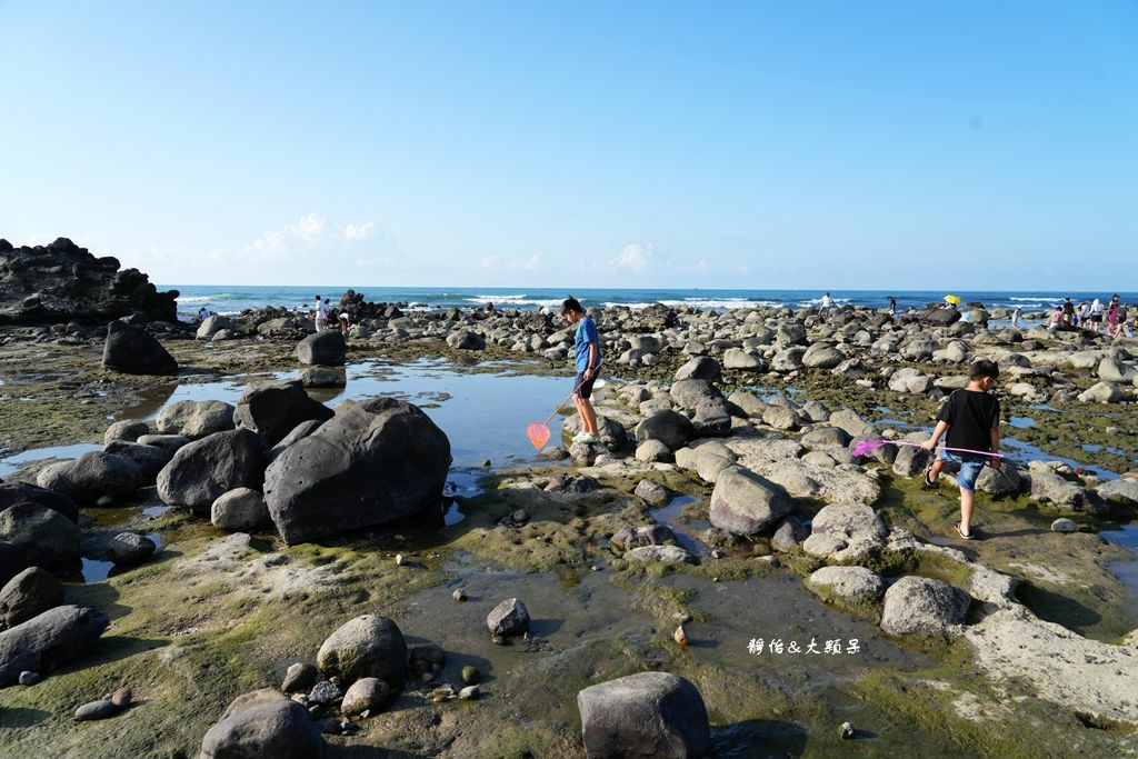 石門洞 ❙ 探索潮間帶生態，玩沙戲水、抓螃蟹，北海岸親子玩水