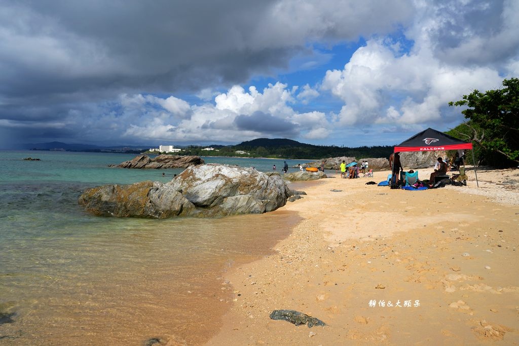 沖繩自由行 ❙ 恩納沙灘，隱身御菓子御殿恩納店後絕美沙灘，沖