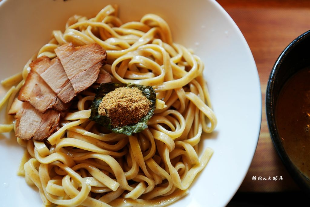 沖繩名護美食 ❙ 煮干し中華そば かいしんのいちげき，超濃郁