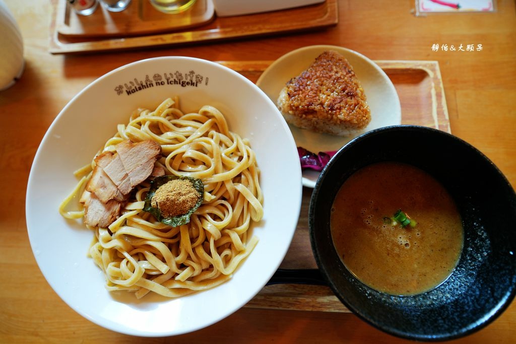 沖繩名護美食 ❙ 煮干し中華そば かいしんのいちげき，超濃郁