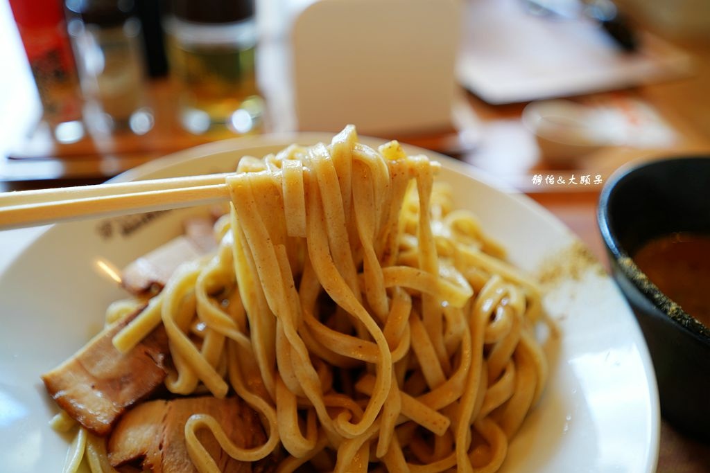 沖繩名護美食 ❙ 煮干し中華そば かいしんのいちげき，超濃郁