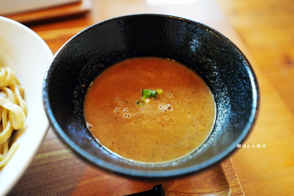 沖繩名護美食 ❙ 煮干し中華そば かいしんのいちげき，超濃郁