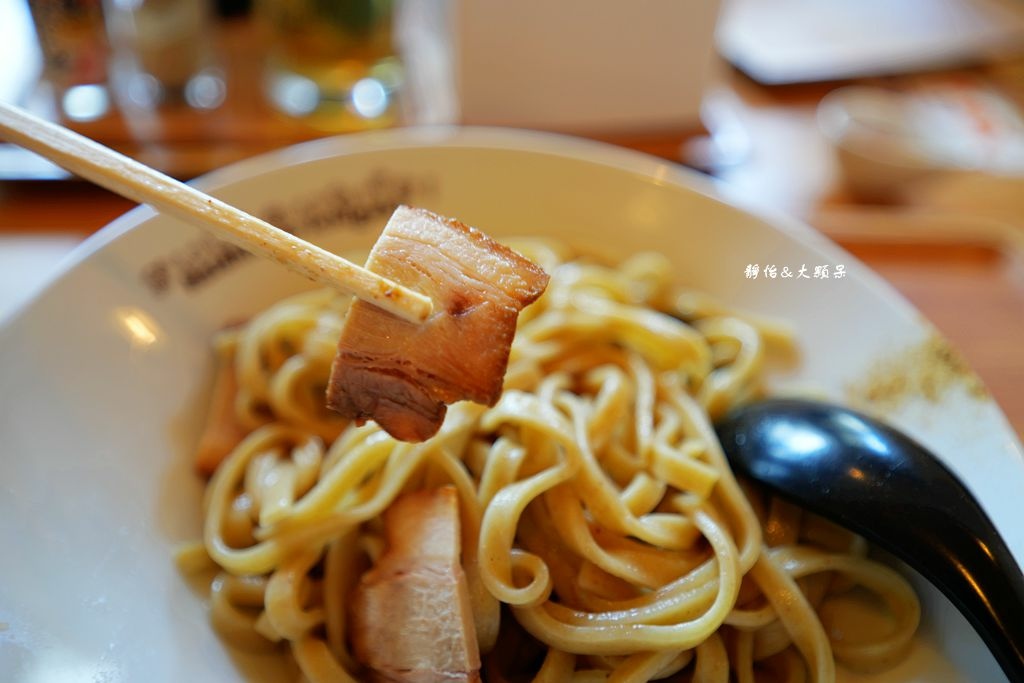 沖繩名護美食 ❙ 煮干し中華そば かいしんのいちげき，超濃郁