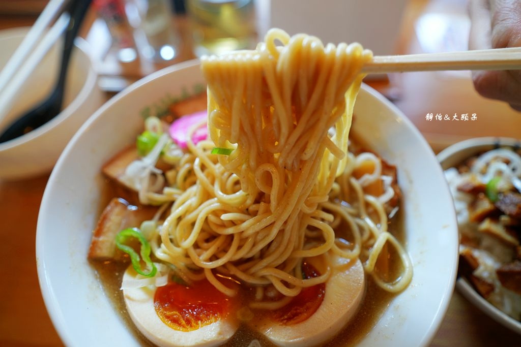 沖繩名護美食 ❙ 煮干し中華そば かいしんのいちげき，超濃郁