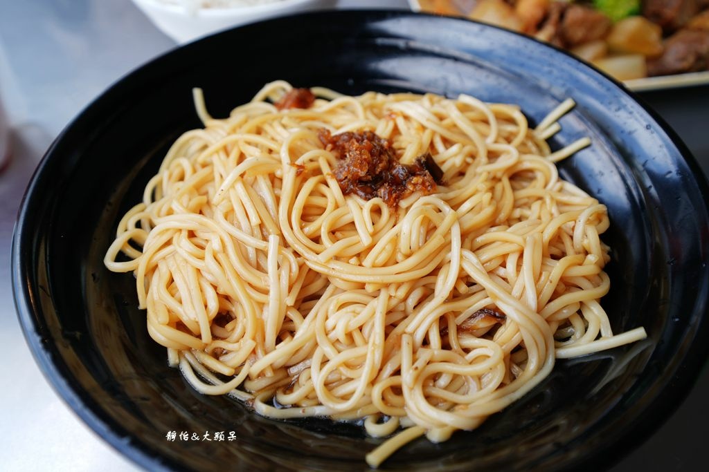 香村滷味麵食館 ❙ 大排長龍油蔥拌麵+現切滷味，小琉球超人氣