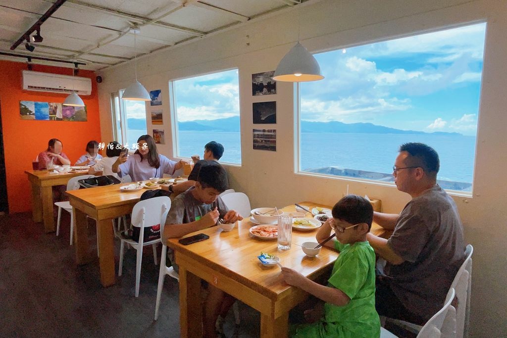 吃飯看海 ❙ 海邊貨櫃屋看海吃飯超chill，東北角貢寮海景