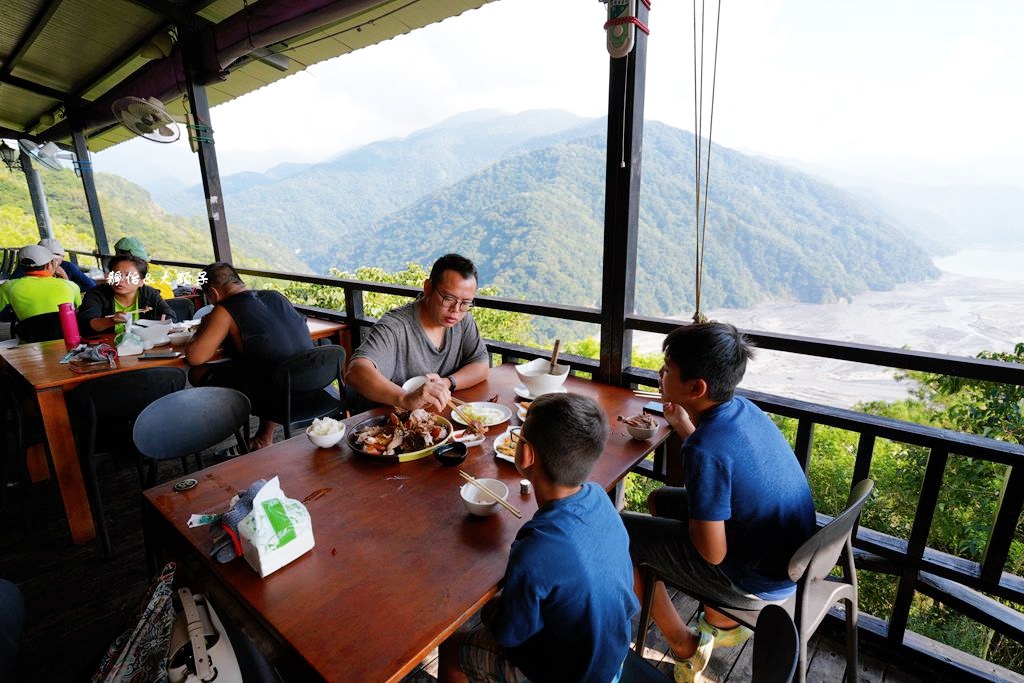 塔洛彎景觀餐廳 ❙ 甕仔雞雙人套餐990元，碧湖美景相伴，清