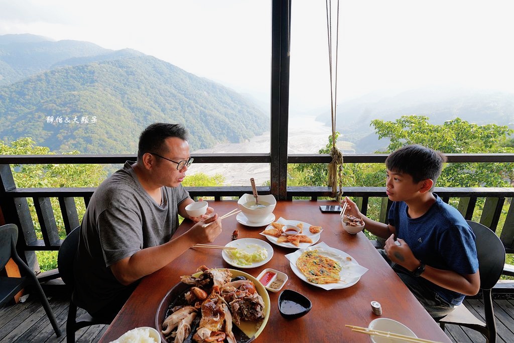 塔洛彎景觀餐廳 ❙ 甕仔雞雙人套餐990元，碧湖美景相伴，清