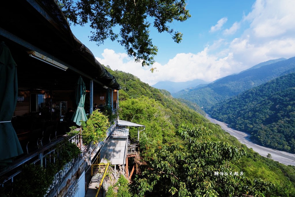 塔洛彎景觀餐廳 ❙ 甕仔雞雙人套餐990元，碧湖美景相伴，清