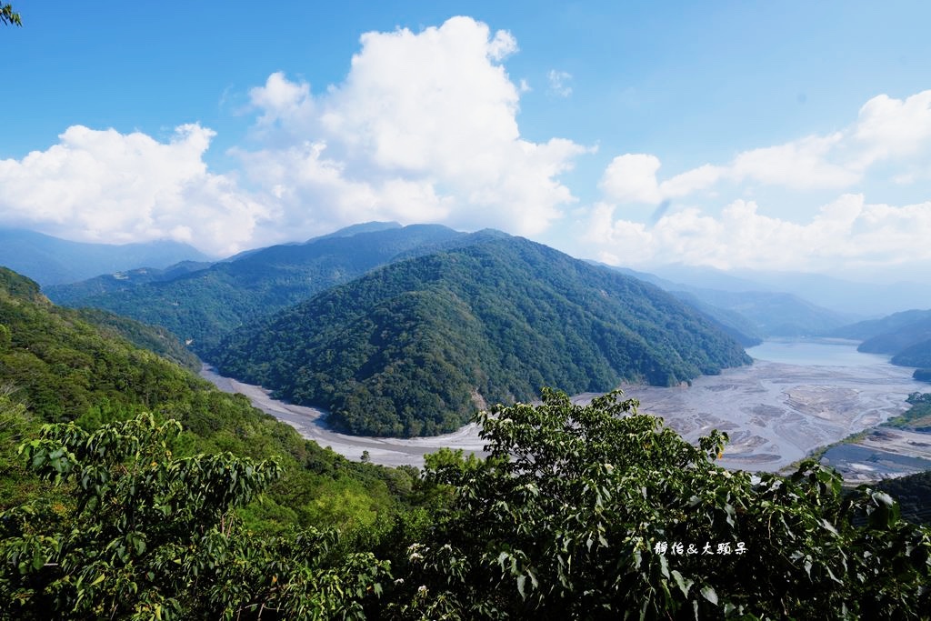 塔洛彎景觀餐廳 ❙ 甕仔雞雙人套餐990元，碧湖美景相伴，清