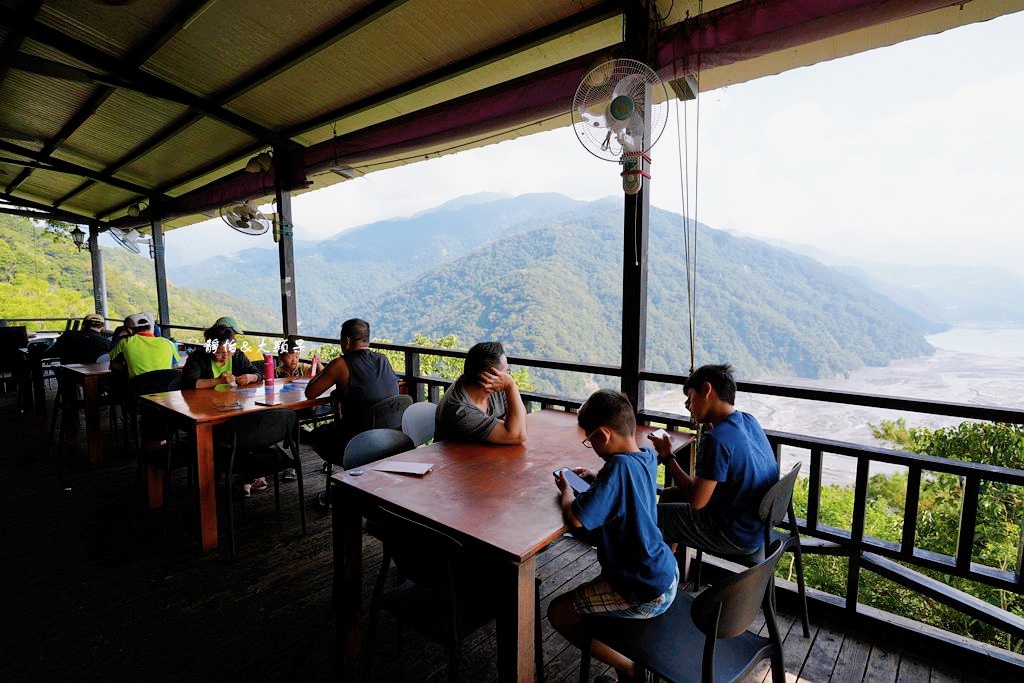 塔洛彎景觀餐廳 ❙ 甕仔雞雙人套餐990元，碧湖美景相伴，清