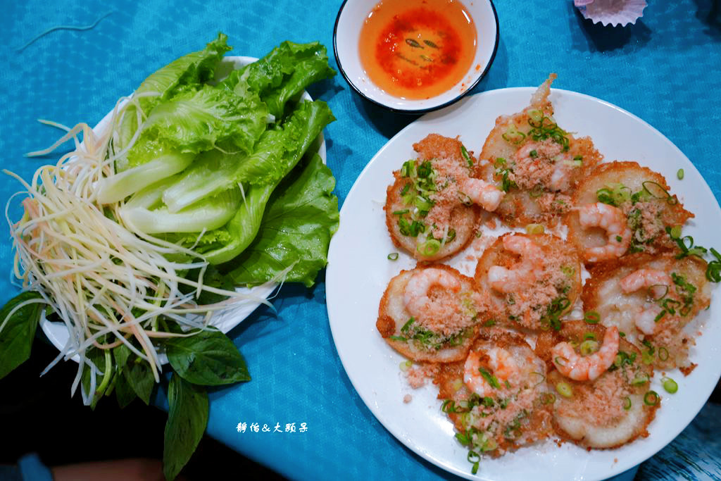 頭頓煎蝦餅 ❙ 夜市內超人氣越南道地煎蝦餅，搭配生菜跟魚露太