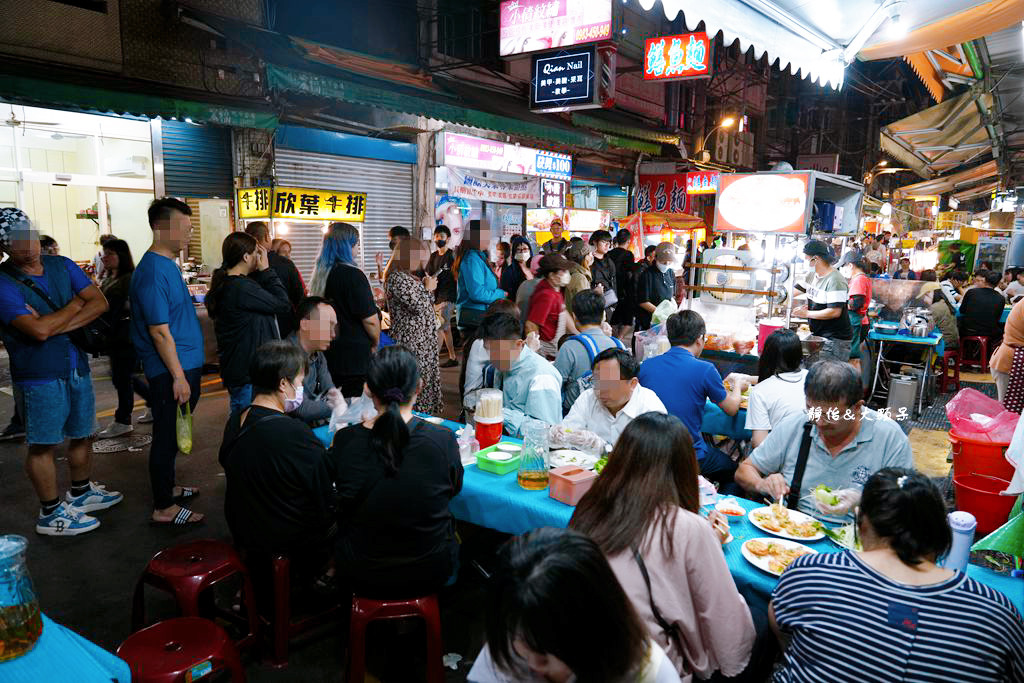 頭頓煎蝦餅 ❙ 夜市內超人氣越南道地煎蝦餅，搭配生菜跟魚露太