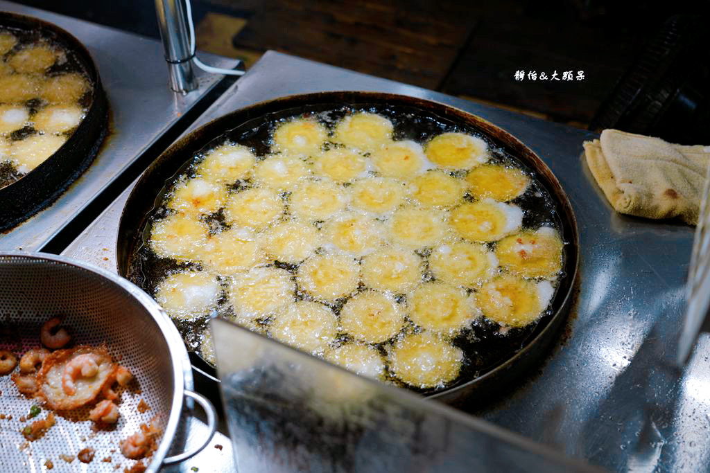 頭頓煎蝦餅 ❙ 夜市內超人氣越南道地煎蝦餅，搭配生菜跟魚露太