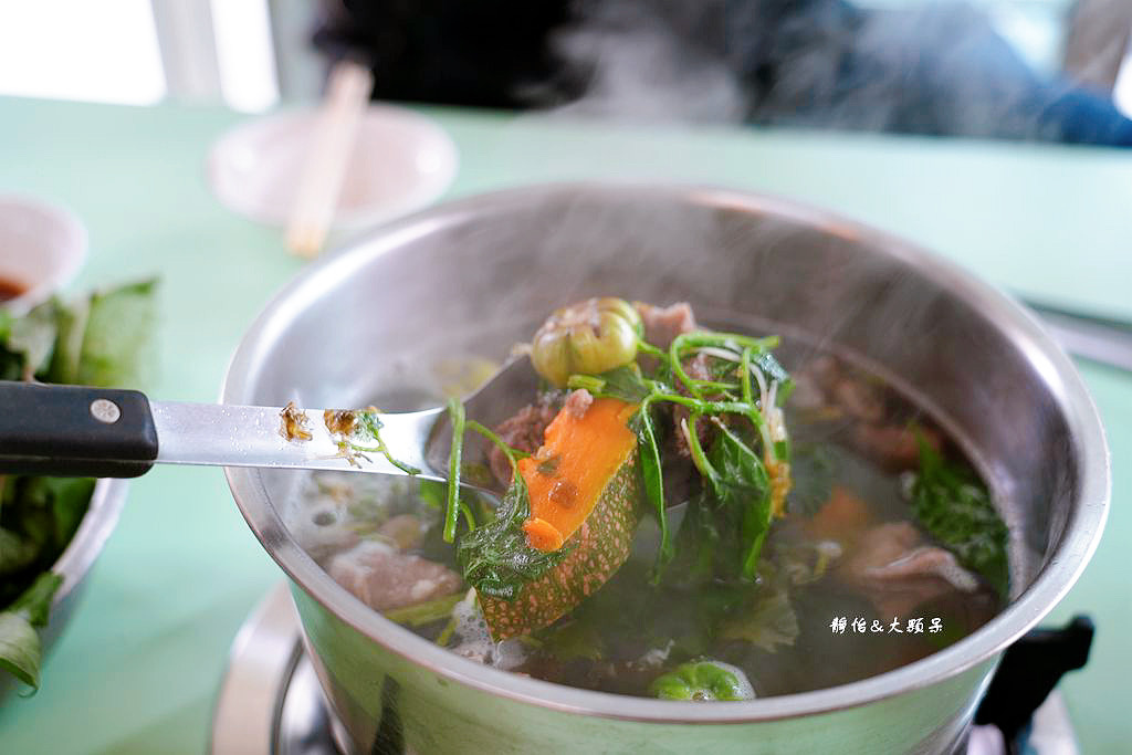 牛媽媽的店 ❙ 溫體水牛肉鐵板燒、牛雜鍋配野菜，花蓮原住民水