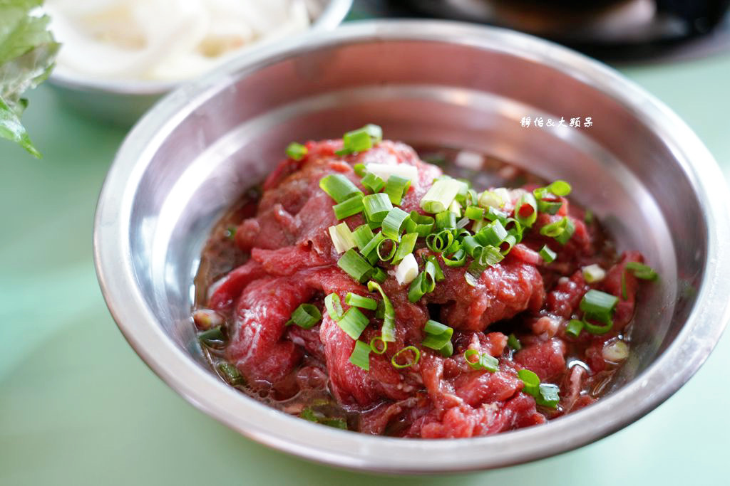 牛媽媽的店 ❙ 溫體水牛肉鐵板燒、牛雜鍋配野菜，花蓮原住民水