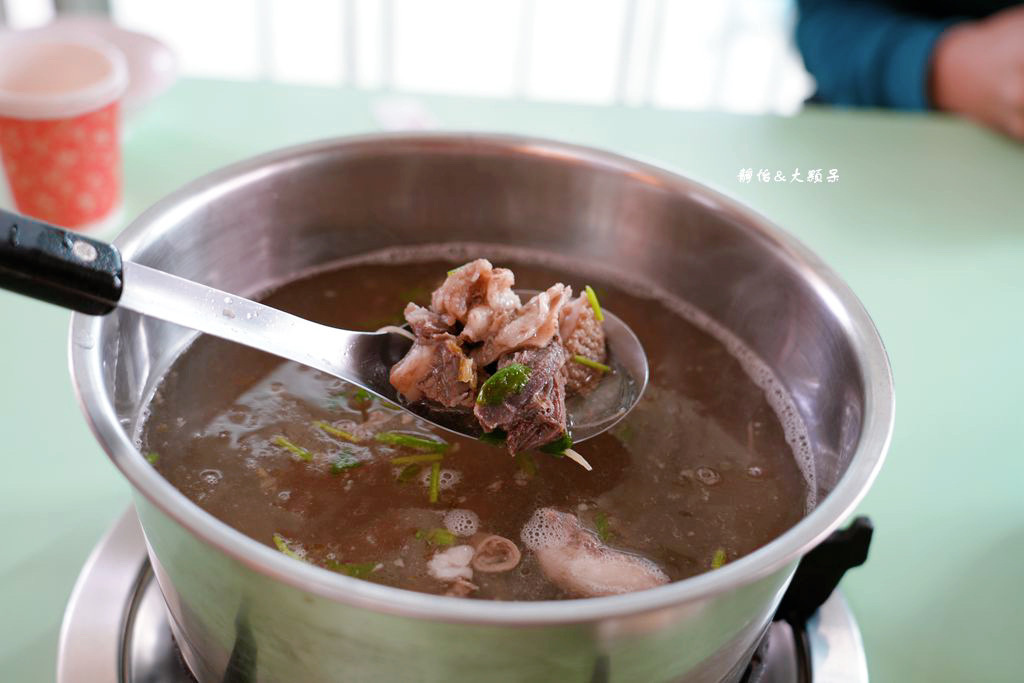 牛媽媽的店 ❙ 溫體水牛肉鐵板燒、牛雜鍋配野菜，花蓮原住民水