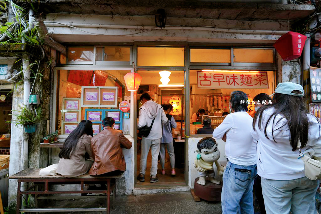 平溪老街 ❙ 超人氣老街美食小吃，平溪車站放天燈，新北平溪一