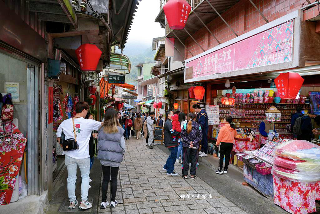 平溪老街 ❙ 超人氣老街美食小吃，平溪車站放天燈，新北平溪一