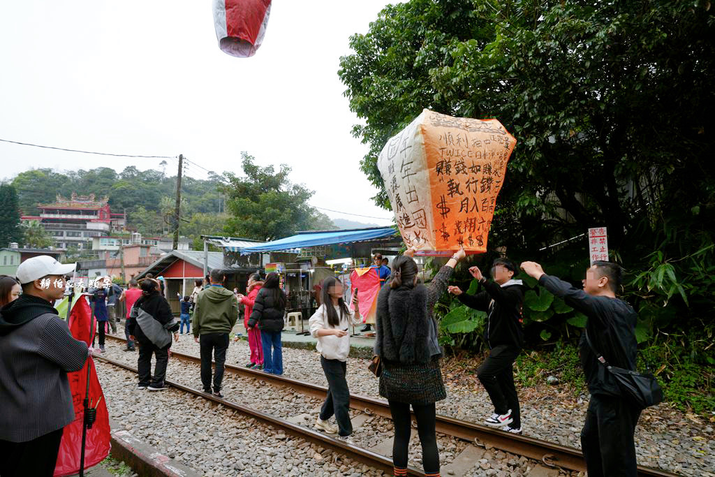 平溪老街 ❙ 超人氣老街美食小吃，平溪車站放天燈，新北平溪一