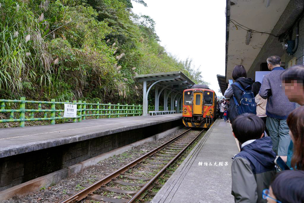 平溪老街 ❙ 超人氣老街美食小吃，平溪車站放天燈，新北平溪一