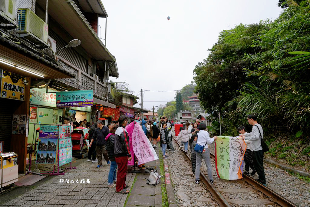 平溪老街 ❙ 超人氣老街美食小吃，平溪車站放天燈，新北平溪一