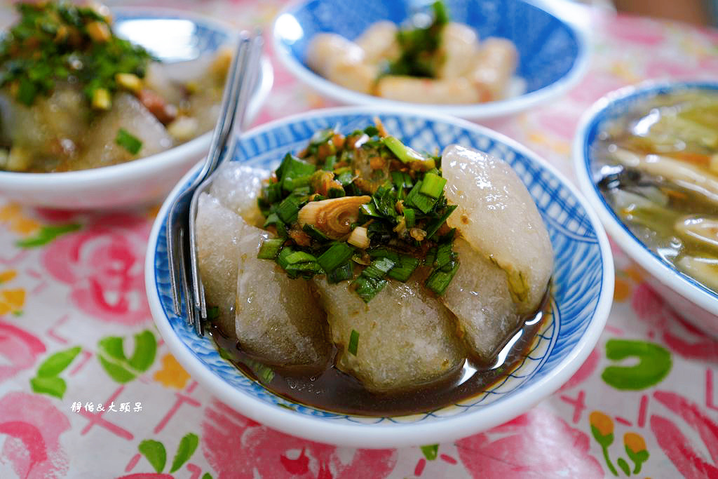 湯家大肉圓 ❙ 一顆40元的大肉丸、熱狗，獨特的韭菜醬汁，苗