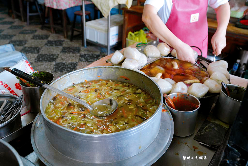 湯家大肉圓 ❙ 一顆40元的大肉丸、熱狗，獨特的韭菜醬汁，苗