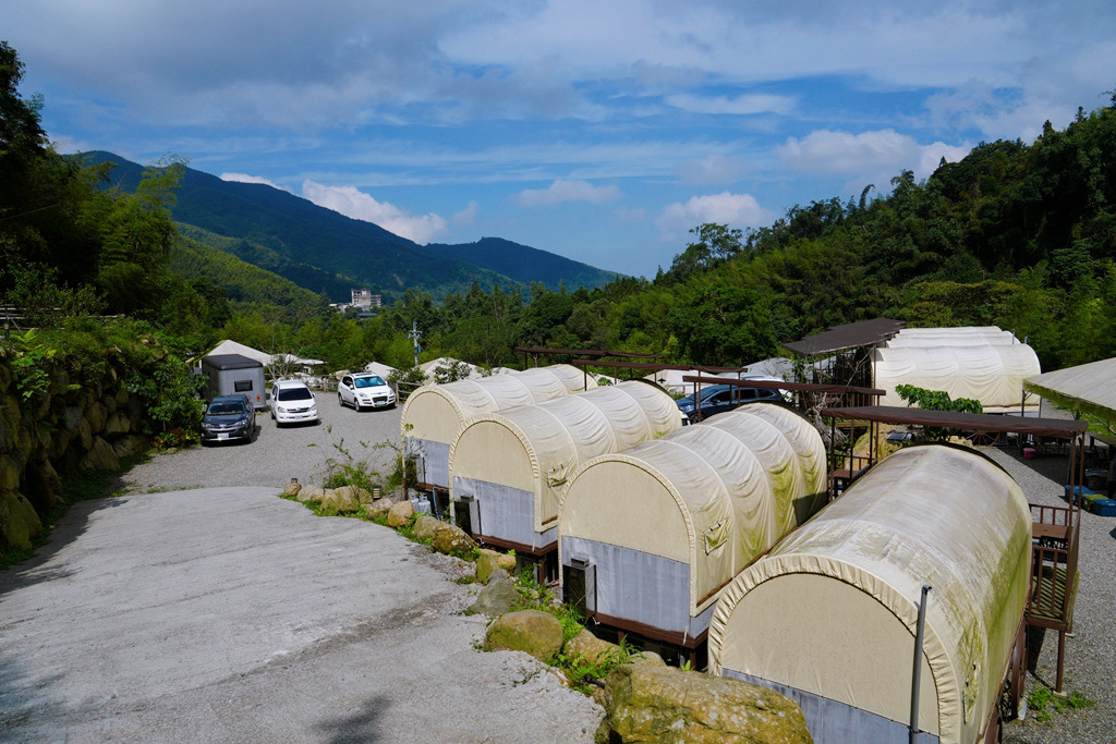 南投親子露營「溪部好呆庄」，主題露營車、親子四人房，溪邊玩水