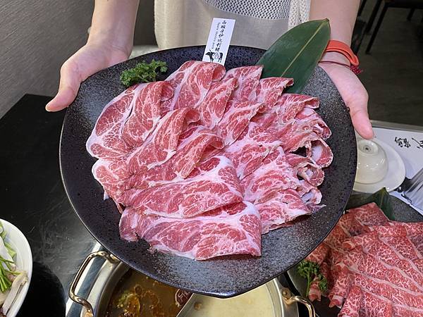 [台北美食]【武鶴和牛火鍋-吉林店】質感最好又便宜的「和牛吃