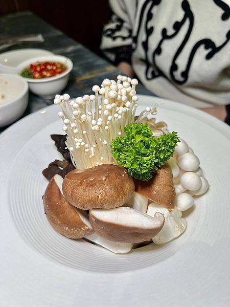 [台北美食] 老撈麻辣火鍋鴛鴦火鍋 中藥川式麻辣鍋 黃仁勳美