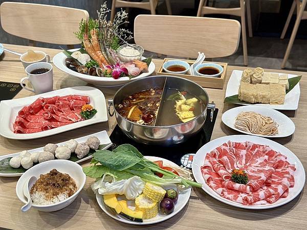 [信義區火鍋] 汆食 作伙鍋 統一時代百貨店 湯底多樣 海鮮