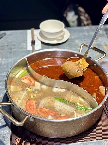 [台北美食] 老撈麻辣火鍋鴛鴦火鍋 中藥川式麻辣鍋 黃仁勳美