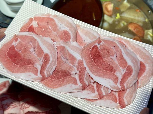 [台北美食] 老撈麻辣火鍋鴛鴦火鍋 中藥川式麻辣鍋 黃仁勳美