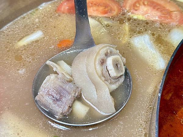 [台北美食] 老撈麻辣火鍋鴛鴦火鍋 中藥川式麻辣鍋 黃仁勳美