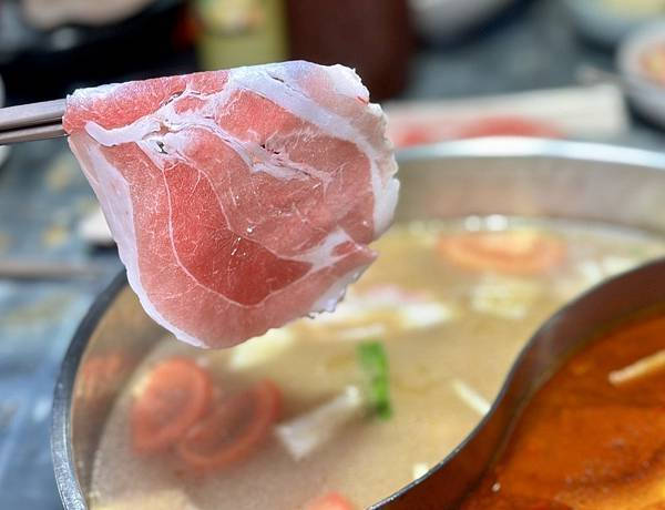 [台北美食] 老撈麻辣火鍋鴛鴦火鍋 中藥川式麻辣鍋 黃仁勳美
