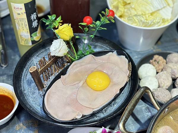 [台北美食] 老撈麻辣火鍋鴛鴦火鍋 中藥川式麻辣鍋 黃仁勳美