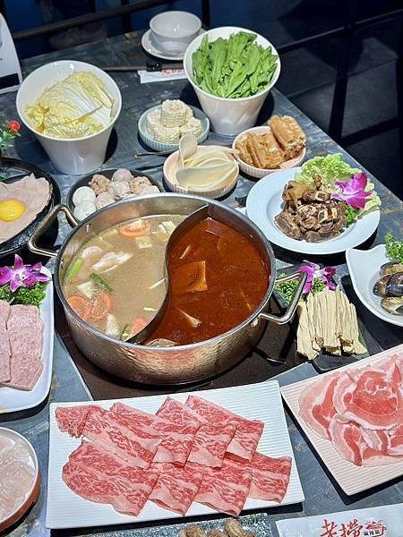 [台北美食] 老撈麻辣火鍋鴛鴦火鍋 中藥川式麻辣鍋 黃仁勳美