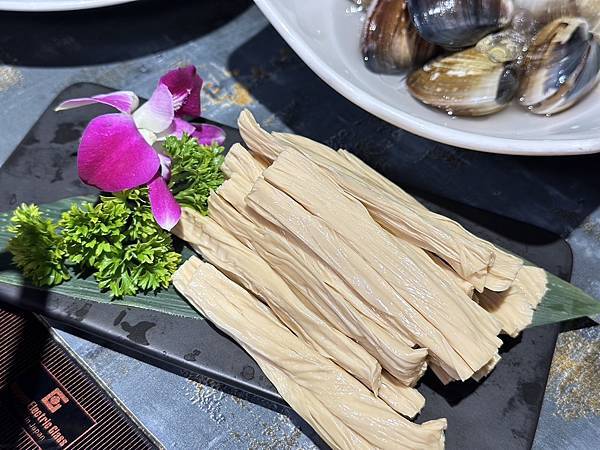 [台北美食] 老撈麻辣火鍋鴛鴦火鍋 中藥川式麻辣鍋 黃仁勳美