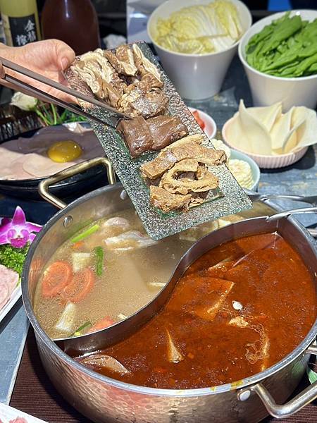 [台北美食] 老撈麻辣火鍋鴛鴦火鍋 中藥川式麻辣鍋 黃仁勳美